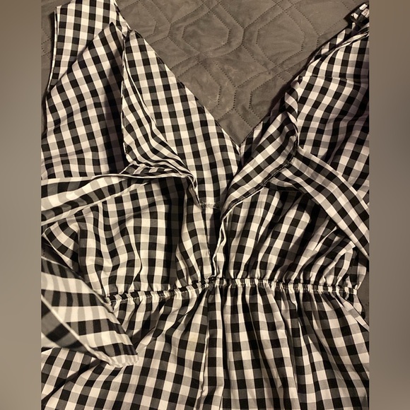 NWOT Shein Gingham Romper with bow tie closure - Picture 6 of 10